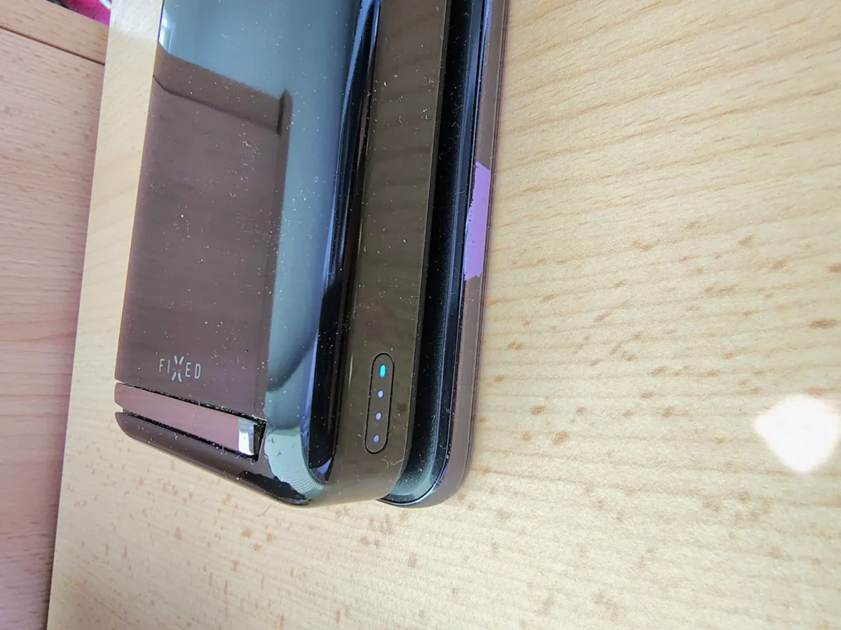 Recenze: Powerbanka FIXED MagZen 10 Pro nepotřebuje kabel ani k nabíjení a ani k fixaci k mobilu 3 FIXED MagZen 10 Pro 3