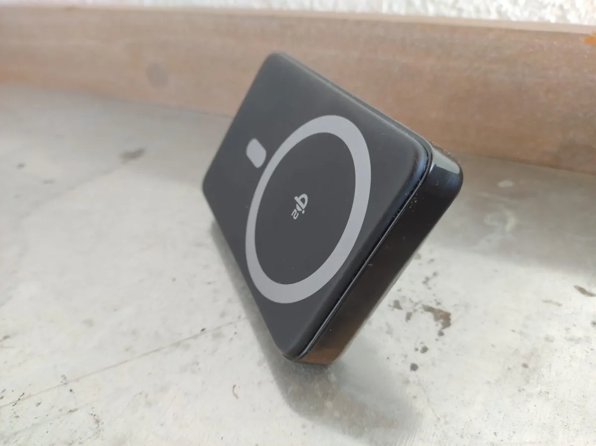 Recenze: Powerbanka FIXED MagZen 10 Pro nepotřebuje kabel ani k nabíjení a ani k fixaci k mobilu 5 FIXED MagZen 10 Pro 5
