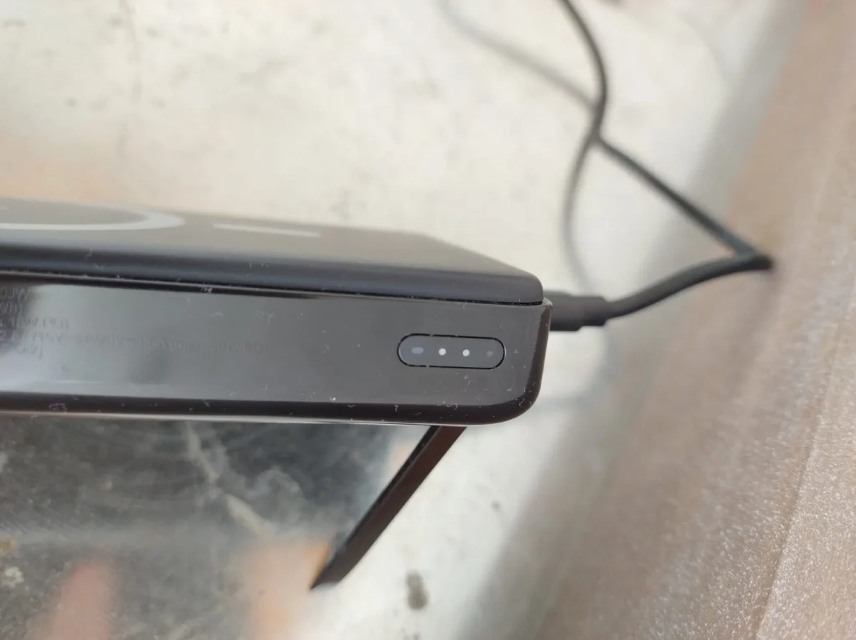 Recenze: Powerbanka FIXED MagZen 10 Pro nepotřebuje kabel ani k nabíjení a ani k fixaci k mobilu 6 FIXED MagZen 10 Pro 7