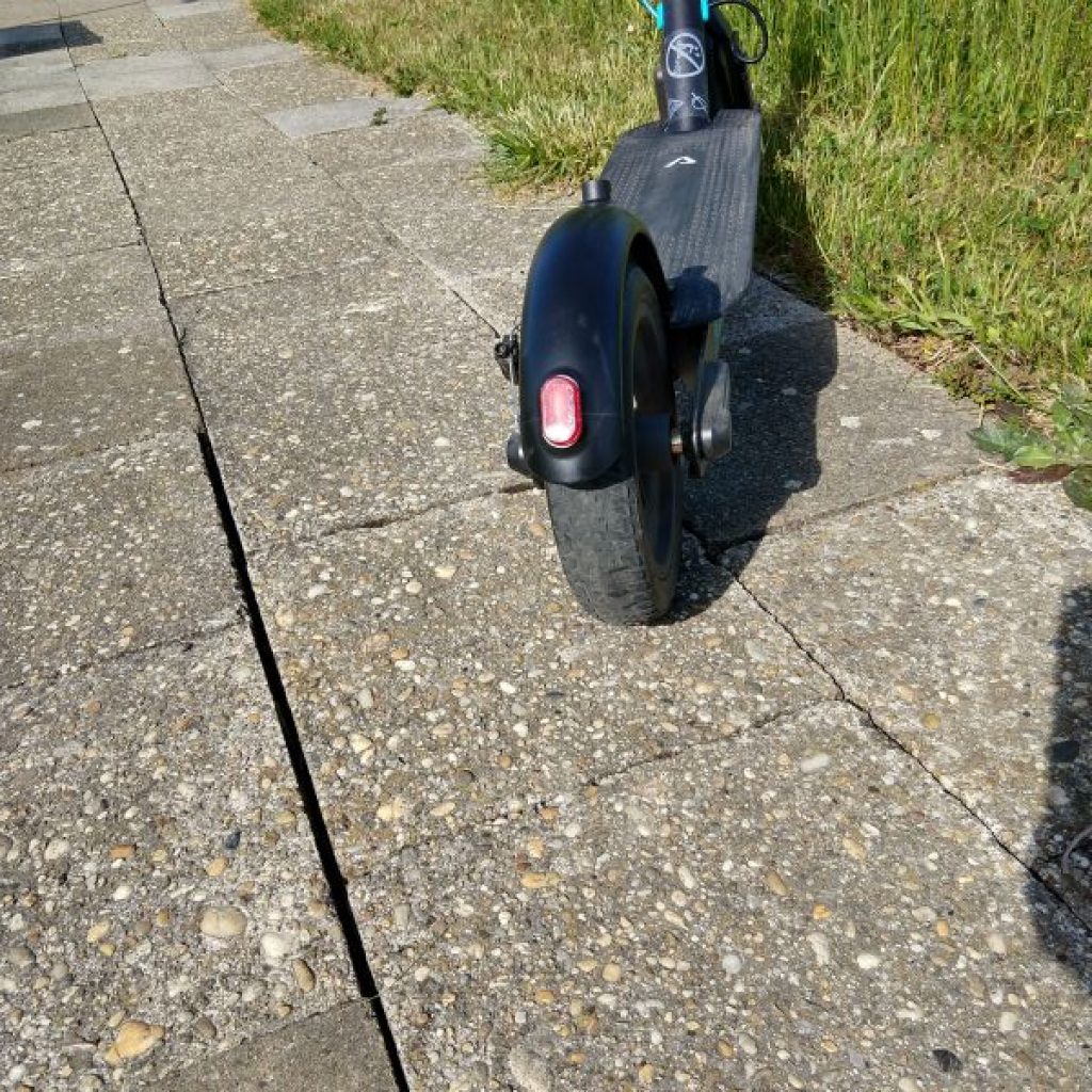 Elektrická koloběžka Lamax S7500 Plus: skvělá na rychlé přesuny po městě - ale ne pro každého 10 Lamax E Scooter S7500 Plus 12