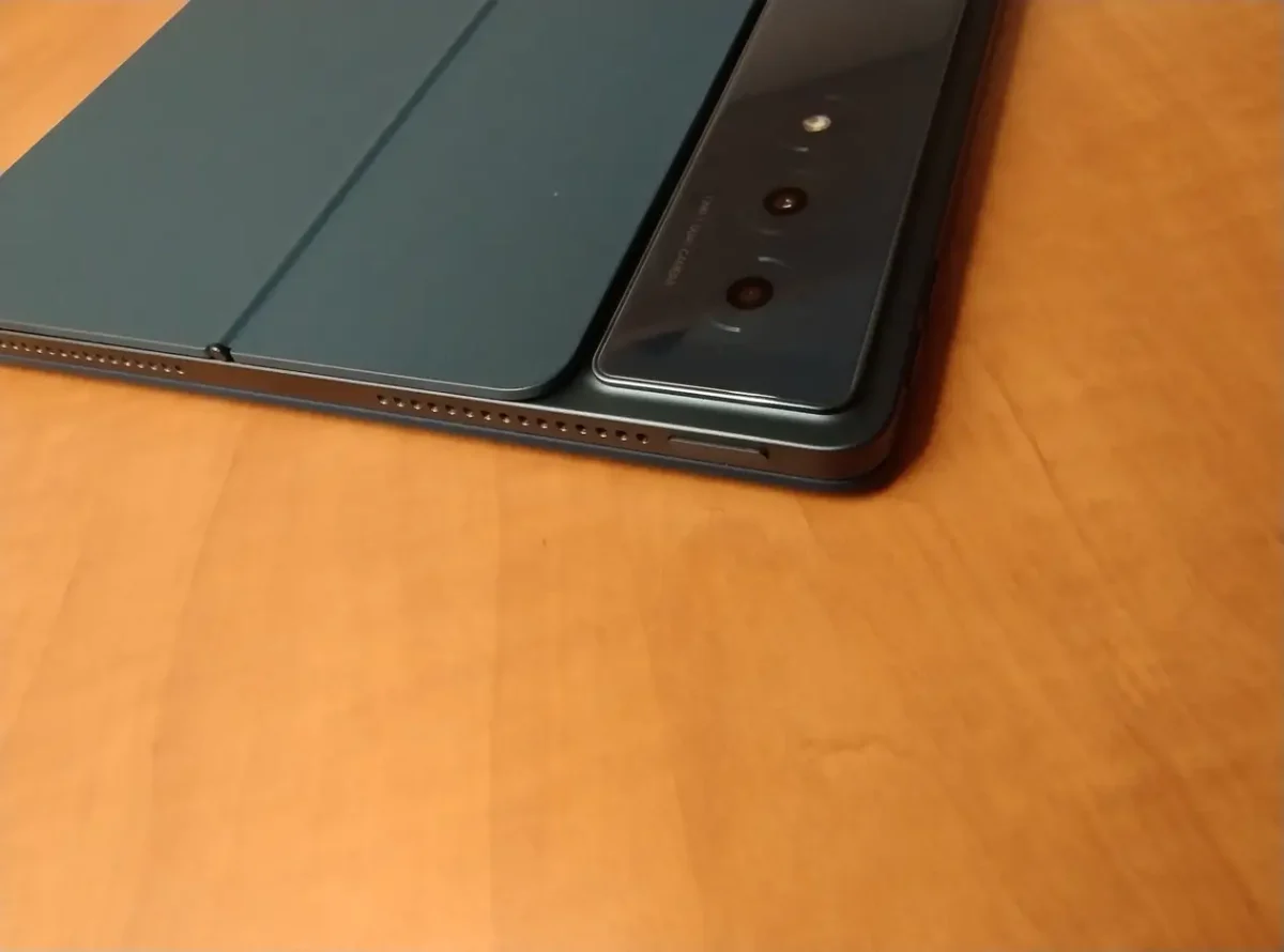 Důkladný test Lenovo Yoga Tab Plus – tablet s vizáží notebooku a s lokální AI. Svěřit jí můžete osobní i firemní data 26 Lenovo Yoga Tab Plus 10