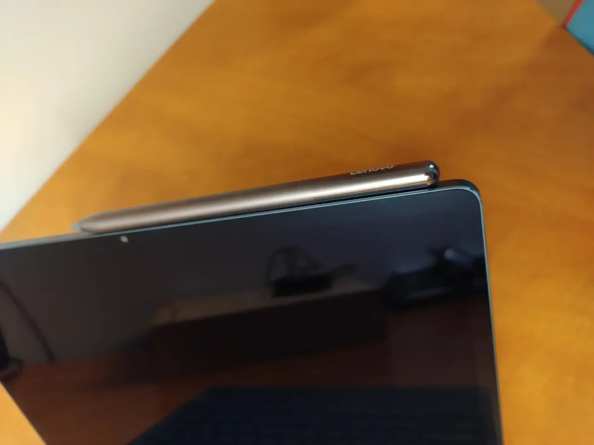 Důkladný test Lenovo Yoga Tab Plus – tablet s vizáží notebooku a s lokální AI. Svěřit jí můžete osobní i firemní data 28 Lenovo Yoga Tab Plus 16