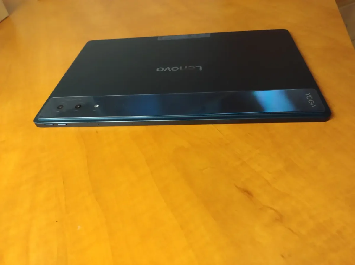 Důkladný test Lenovo Yoga Tab Plus – tablet s vizáží notebooku a s lokální AI. Svěřit jí můžete osobní i firemní data 6 Lenovo Yoga Tab Plus 7