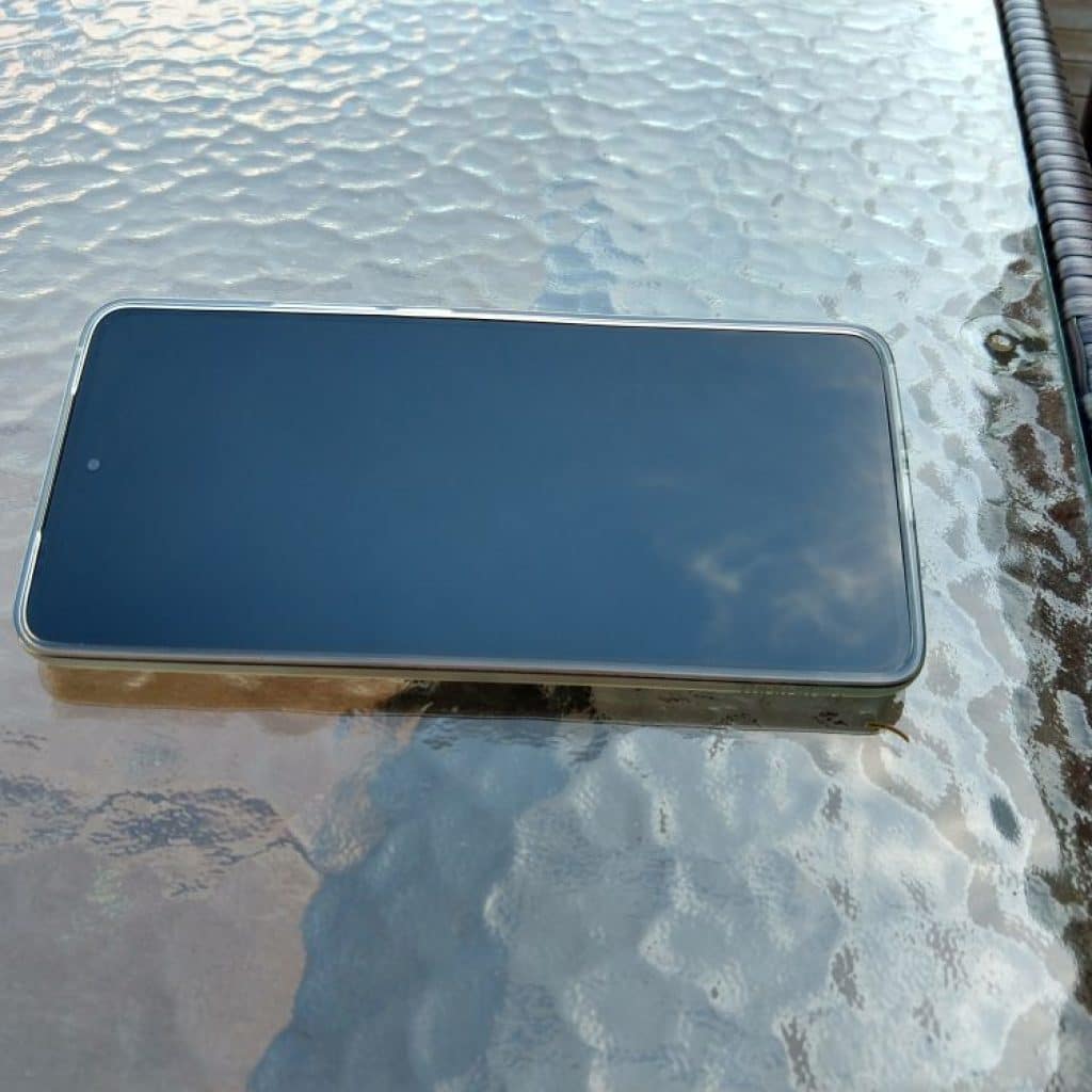 Motorola Edge 30 5G - je lehoulinká, má supr displej, výkon i nabíjení 5 Motorola Edge 30 5G 1