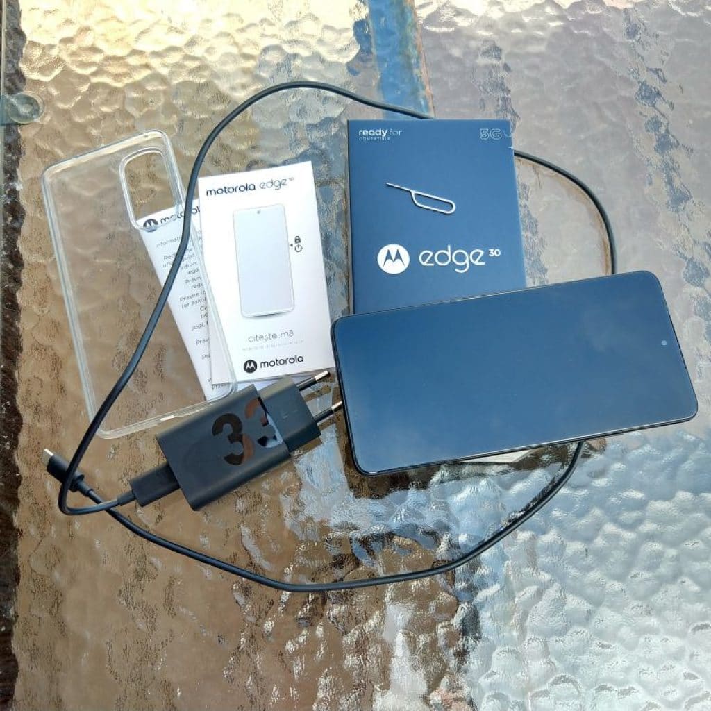 Motorola Edge 30 5G - je lehoulinká, má supr displej, výkon i nabíjení 1 Motorola Edge 30 5G 9
