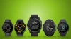 Garmin Forerunner 165, Venu 3, Tactix 7, Instinct 2X Solar a Forerunner 70 – pět hodinek čelně vedle sebe na zeleném pozadí