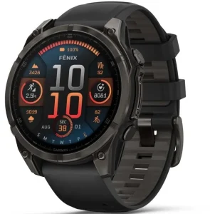 Garmin Fenix 8 Garmin Fenix 8 – tmavé titanové pouzdro, černý řemínek a oranžový čas na ciferníku
