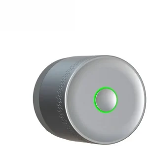 Yale Linus L2 Lite Yale Linus L2 Lite – stříbrný válcový chytrý zámek se zeleně podsvíceným tlačítkem