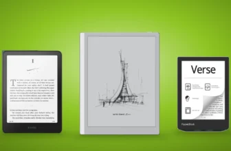 Tři čtečky e-knih vedle sebe na zeleném pozadí: Kindle Paperwhite, ONYX BOOX Go 10.3 a PocketBook 629 Verse
