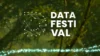 Data Festival VŠE 2026 – bílé logo festivalu na rozostřeném pozadí pralesa se svítící tyrkysovou datovou stezkou
