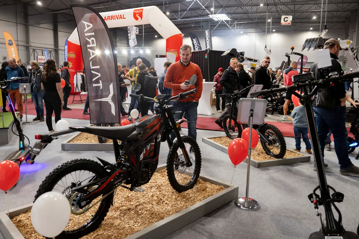 e-SALON 2024: elektromotorky e-SALON 2024 – elektromotorky a koloběžky na podestách s pilinami v hale 8