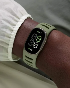 Google Fitbit Edge Google Fitbit Edge – náramek s řemínkem Olive na zápěstí