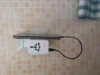 Bílý cestovní adaptér FIXED Voyager 70W zapojený v zásuvce italského apartmánu, nad ním leží telefon a z portů vedou dva kabely