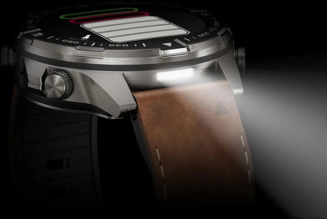 Garmin MARQ Adventurer (Gen 3) Garmin MARQ Adventurer (Gen 3) – rozsvícená LED svítilna v horní hraně pouzdra ve tmě
