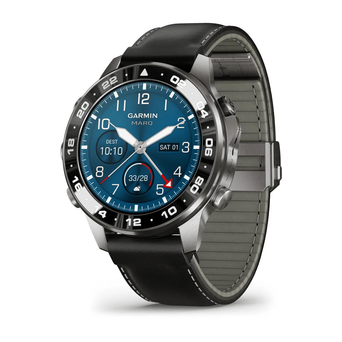 Garmin MARQ Aviator (Gen 3) Garmin MARQ Aviator (Gen 3) – hodinky s modrým ciferníkem, černou leštěnou lunetou s bílými značkami UTC a černým koženým řemínkem