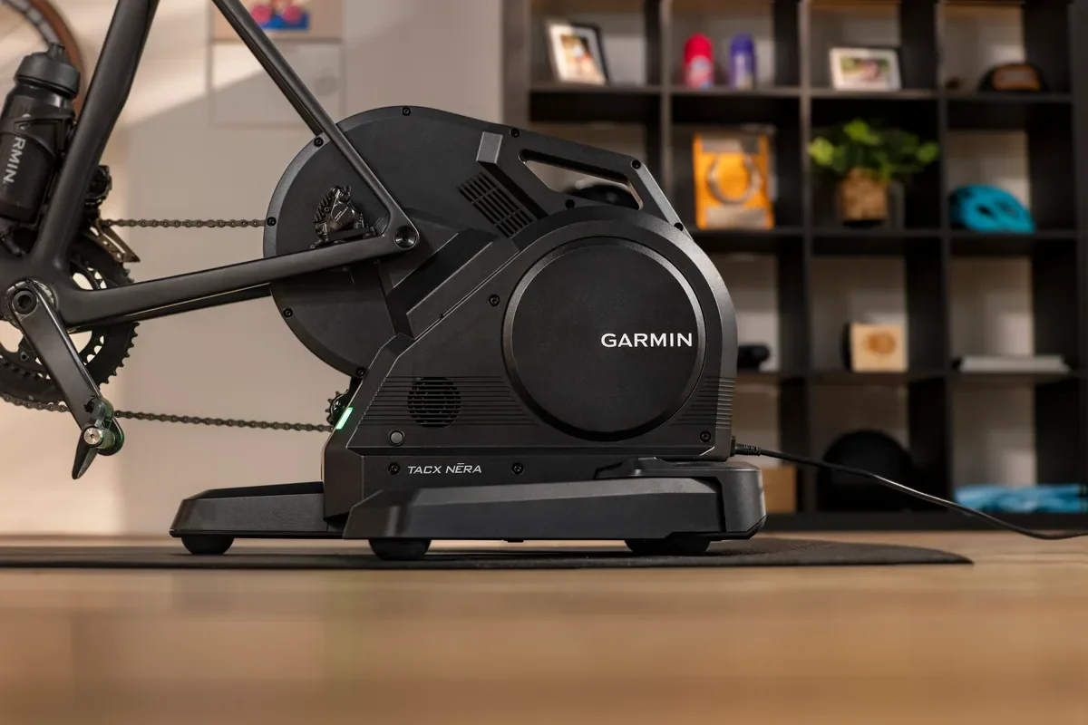 Tacx Nēra Tacx Nēra – trenažér z boku s nasazeným silničním kolem