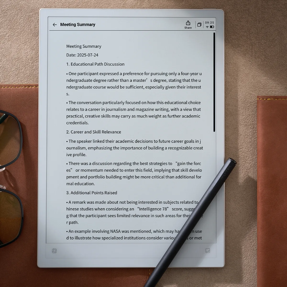 iFLYTEK AINOTE 2: nejtenčí e-inkový tablet na světě udělá z porady přepis i zápis 1 iFLYTEK AINOTE 2 – tablet na kožené podložce ukazuje shrnutí porady, vedle leží pero a brýle