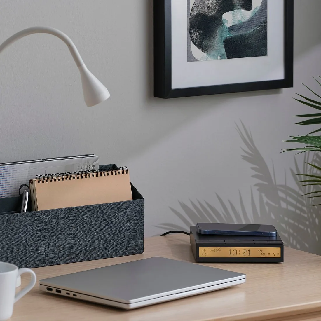 IKEA STENGRÖNSKA IKEA STENGRÖNSKA: budík na pracovním stole s telefonem položeným na nabíjecí ploše vedle notebooku