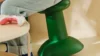 IKEA YXSTABY herní stolička – zelená stolička ve tvaru páčky ovladače Xbox s kosočtvercovým vzorem na sedáku
