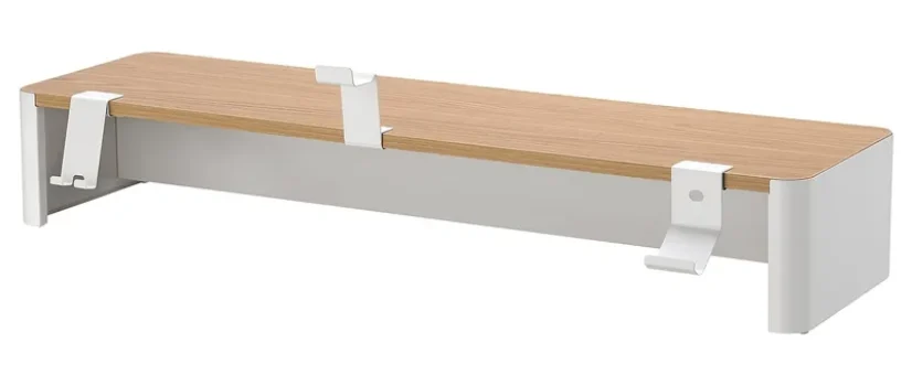 IKEA YXSTABY stojan na herní monitor IKEA YXSTABY stojan na herní monitor – bílý stojan s dubovou deskou a držáky na boku
