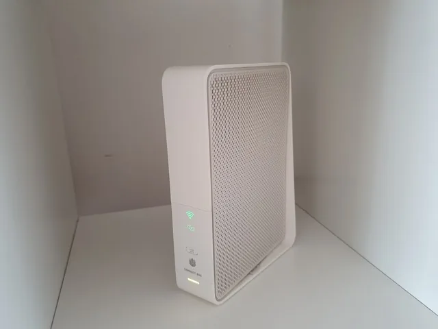 Jak nastavit heslo na Wi-Fi 3 Bílý kabelový modem Compal CH7465LG postavený na polici