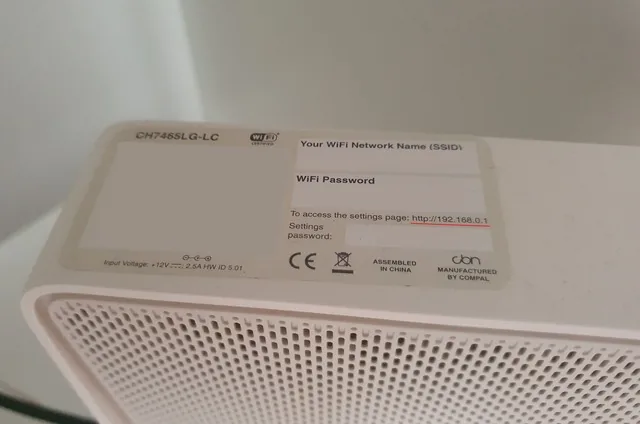 Jak nastavit heslo na Wi-Fi 5 Štítek na horní straně modemu CH7465LG-LC s údaji SSID, WiFi Password a Settings password