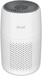 Levoit Core Mini Levoit Core Mini – malá bílá čistička vzduchu ve tvaru válce s mřížkou v dolní části