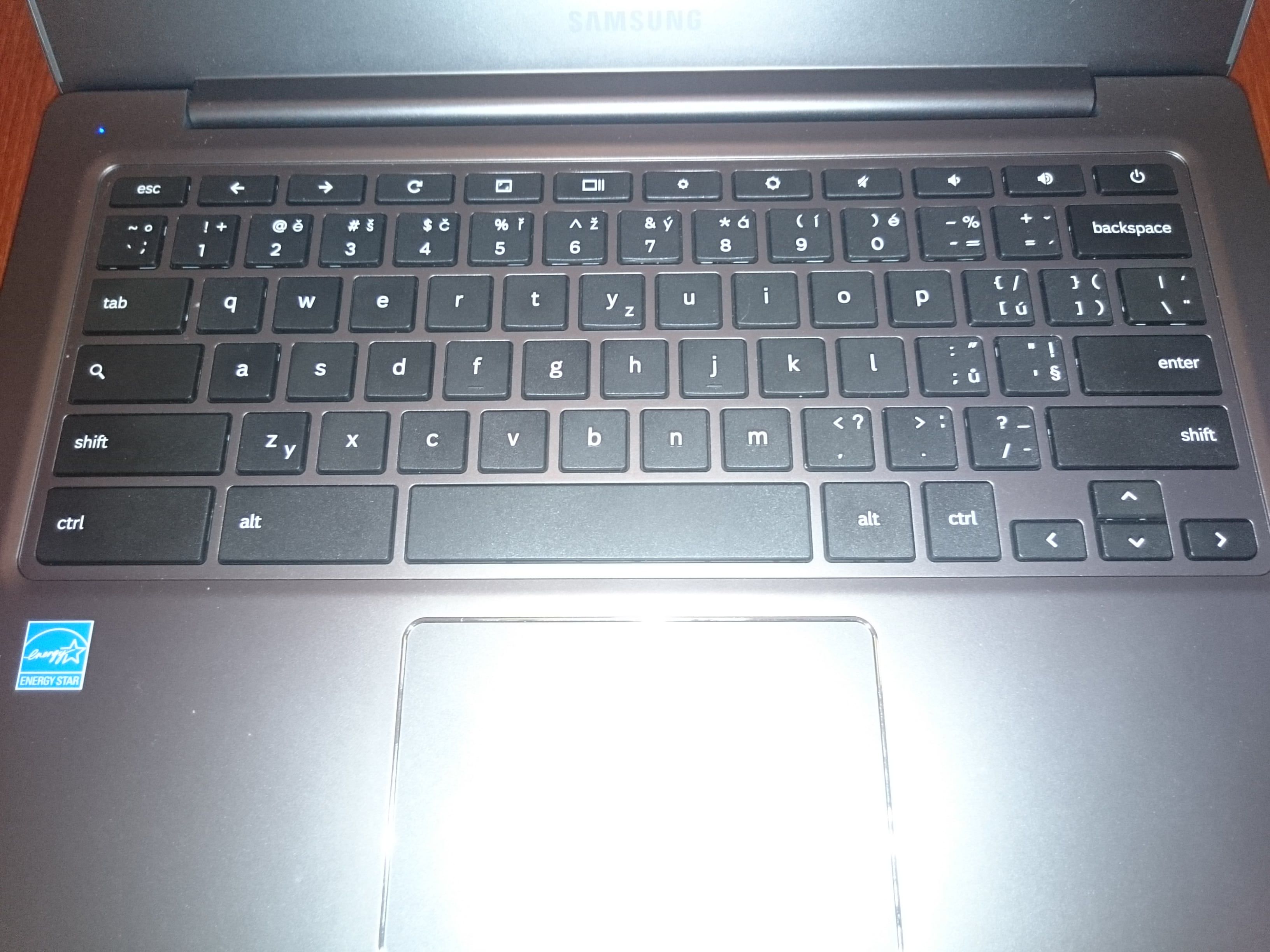 Chromebook 2. Počítač v prohlížeči startuje za pár sekund 9 klavesnice