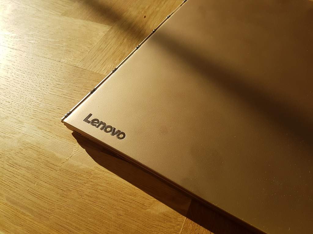 Yoga Book je elegantní experimentátor. Je taky použitelný? 1 lenovo yoga book 4 compressed