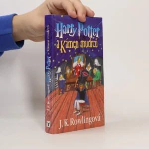 Harry Potter a kámen mudrců Harry Potter a kámen mudrců: české vydání z roku 2000 v ruce, pohled na přední obálku