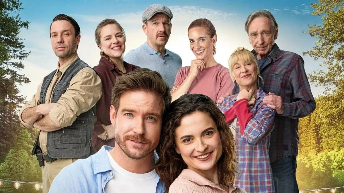 Po večerce Po večerce – herci filmu pózují v letní přírodě, vpředu usměvavý pár, za ním pět dalších postav.