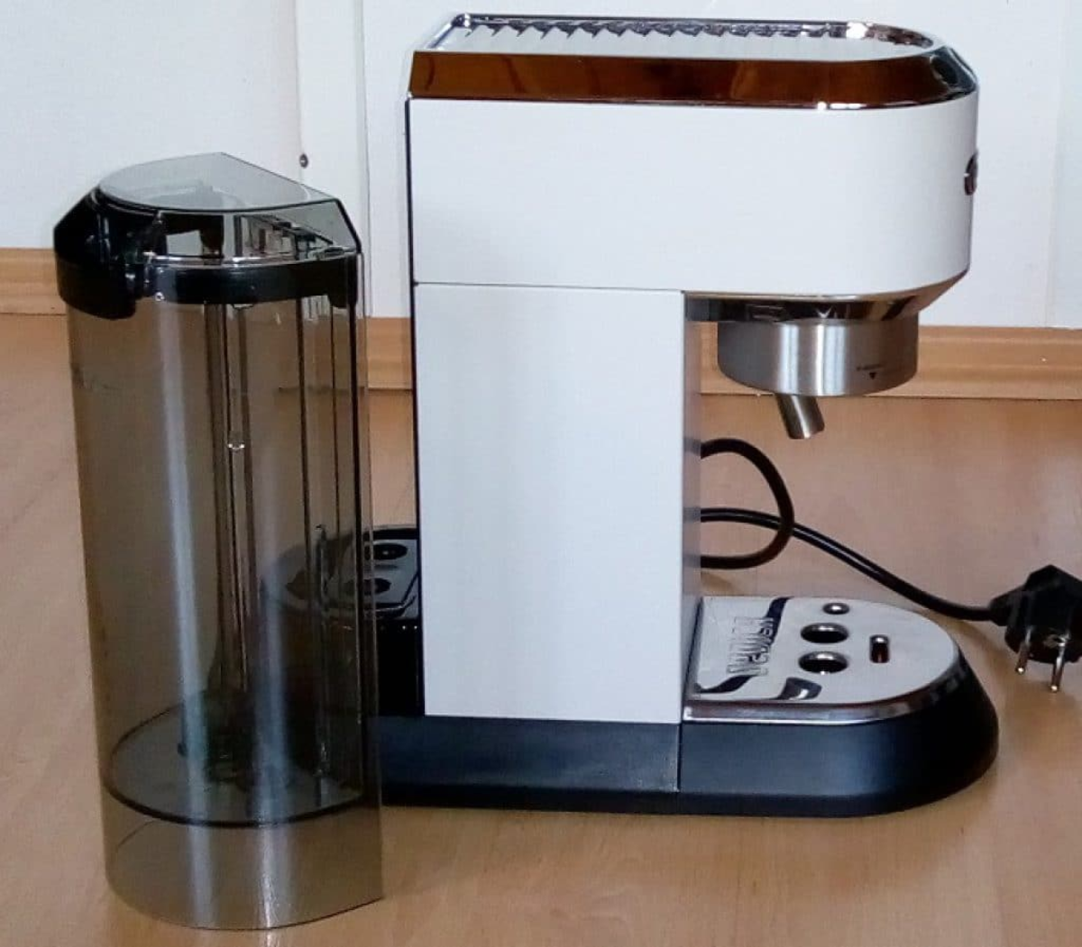 Víme, jakou kávu vaří kávovar DeLonghi DEDICA EC 685.W 6 obrazek 5