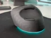 Vertikální herní myš Razer Pro Click V2 Vertical zezadu na černé podložce, spodní hranu lemuje tyrkysové podsvícení
