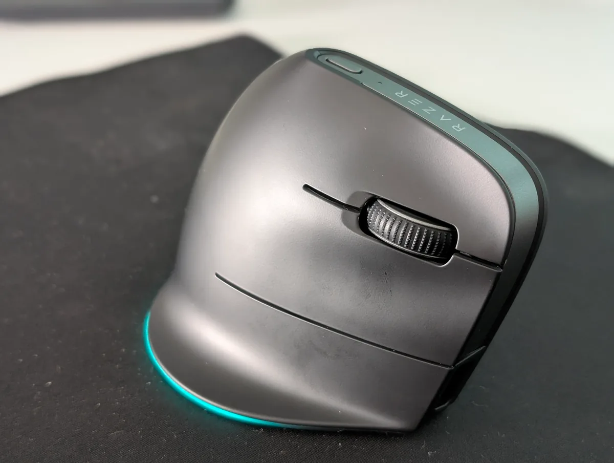 Razer Pro Click V2 Vertical: náklon 71,7° udrží zápěstí v klidu i při hraní 1 Levý bok myši Razer Pro Click V2 Vertical s rolovacím kolečkem, pod tělem prosvítá tyrkysový LED pruh