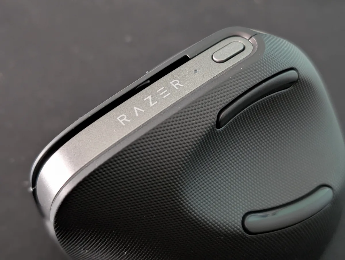 Razer Pro Click V2 Vertical: náklon 71,7° udrží zápěstí v klidu i při hraní 2 Detail horní hrany myši s logem Razer, stavovou diodou a dvojicí bočních tlačítek
