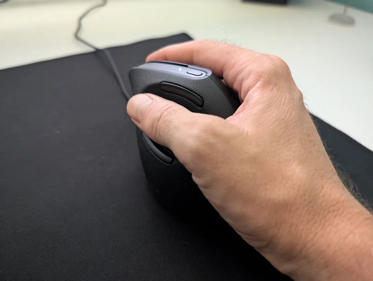 Razer Pro Click V2 Vertical: náklon 71,7° udrží zápěstí v klidu i při hraní 3 Pravá ruka drží vertikální myš Razer v poloze podání ruky, k počítači vede kabel USB-C
