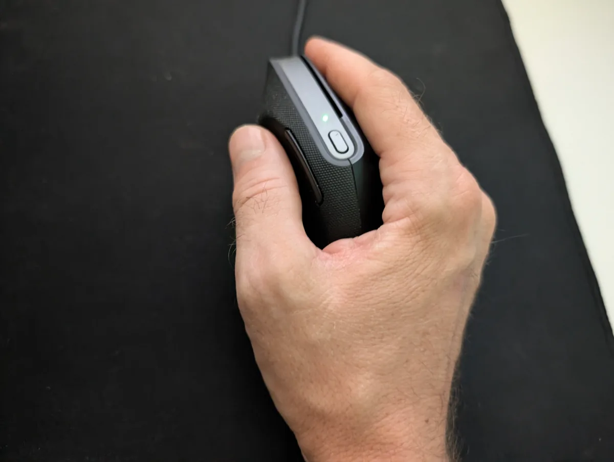 Razer Pro Click V2 Vertical: náklon 71,7° udrží zápěstí v klidu i při hraní 4 Úchop myši Razer Pro Click V2 Vertical při pohledu shora, palec leží na boční opěrce