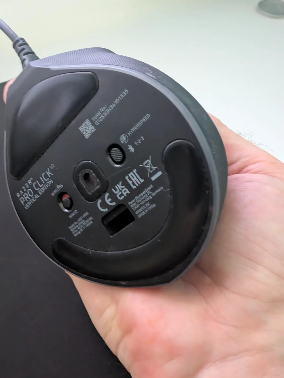 Razer Pro Click V2 Vertical: náklon 71,7° udrží zápěstí v klidu i při hraní 5 Spodní strana myši s přepínačem Wired/Wireless, optickým senzorem a slotem na přijímač