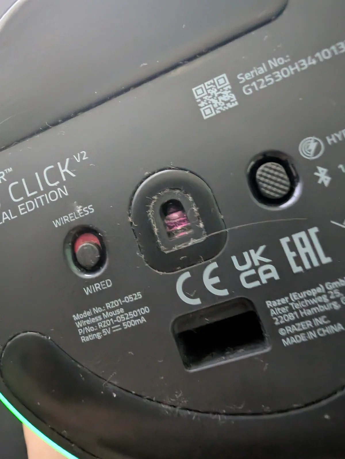 Razer Pro Click V2 Vertical: náklon 71,7° udrží zápěstí v klidu i při hraní 6 Detail spodního štítku myši: přepínač režimů, senzor a označení modelu RZ01-0525