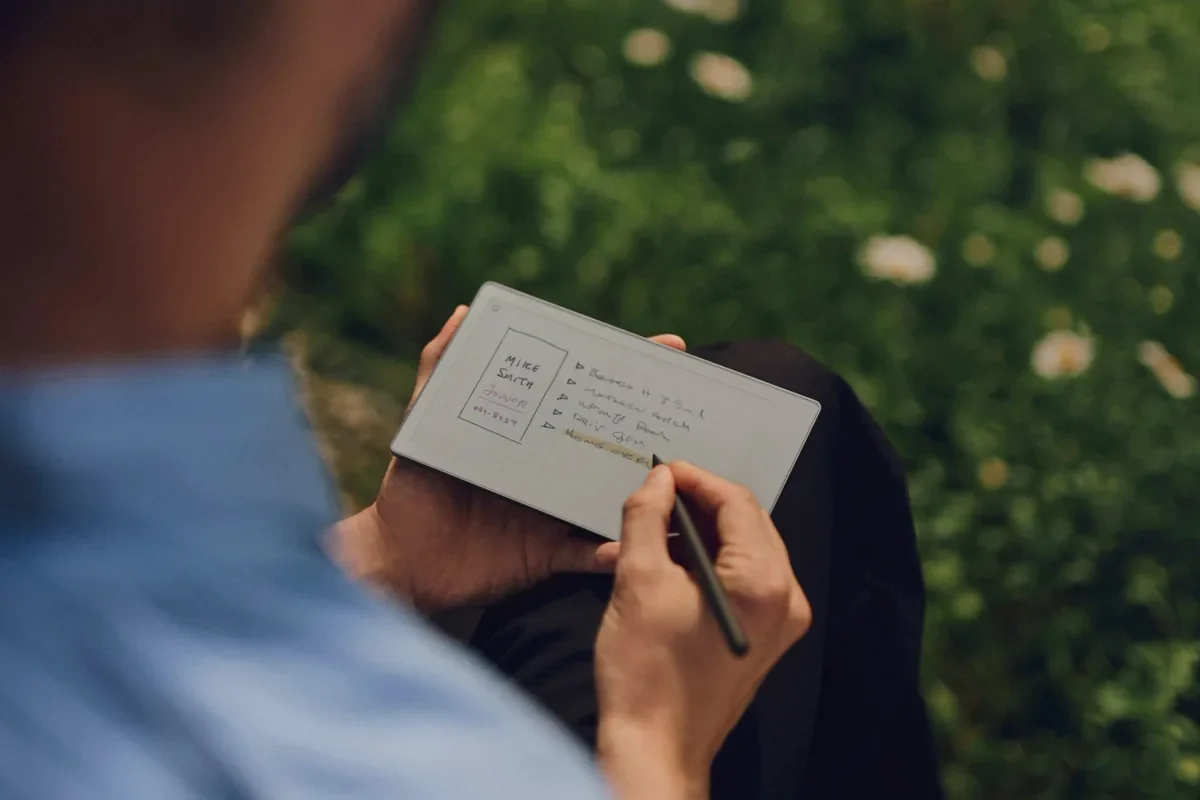reMarkable Paper Pro Move reMarkable Paper Pro Move – psaní poznámek perem na tabletu otočeném na šířku, venku na trávě