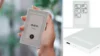 Koláž tří fotek zařízení reTerminal Sticky: ruka drží bílou e-inkovou cedulku s nahráváním hlasu, pohled zepředu na dotykové menu a detail hrany s konektorem USB-C