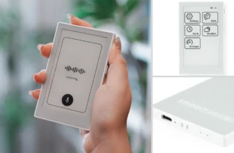 Koláž tří fotek zařízení reTerminal Sticky: ruka drží bílou e-inkovou cedulku s nahráváním hlasu, pohled zepředu na dotykové menu a detail hrany s konektorem USB-C