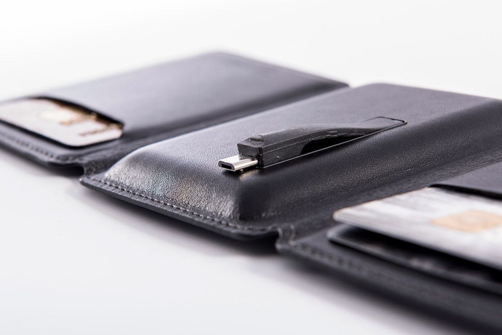 Seyvr. Karty, peníze a powerbank v jednom 3 SEYVR
