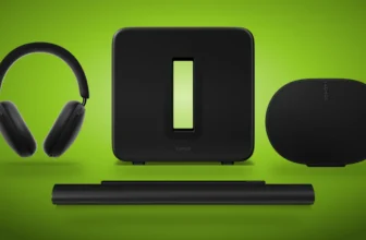 Sluchátka Sonos Ace, subwoofer Sub 4, reproduktor Era 300 a soundbar Arc Ultra vedle sebe na zeleném pozadí