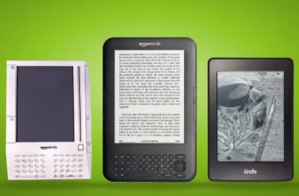 Tři čtečky Kindle vedle sebe na zeleném pozadí: Kindle první generace s klávesnicí, Kindle Keyboard se stránkou textu na displeji a Kindle Paperwhite