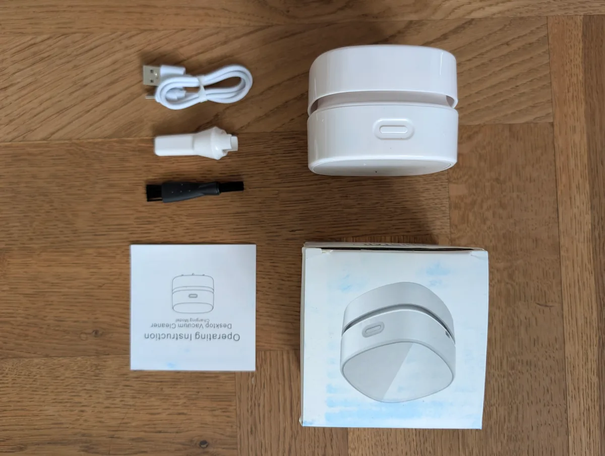 Stolní vysavač Odistar do ruky? Otestoval jsem za vás! 2 Obsah balení stolního vysavače Odistar: vysavač, micro USB kabel, hubice, kartáček a návod