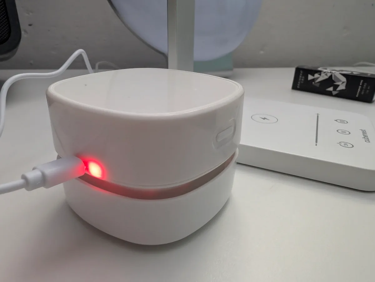 Stolní vysavač Odistar do ruky? Otestoval jsem za vás! 4 Stolní vysavač Odistar s připojeným USB kabelem a červeně svítící kontrolkou nabíjení
