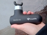 Masážní pistole TrueLife RelaxGun G3. Uvolňí napětí v kanclu, ve fitku i v lese