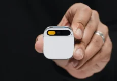 Pamatujete AI Pin? AI gadget slibující revoluci končí