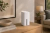 TP-Link Archer NX505 — bílý 5G router stojí na dubové komodě v obývacím pokoji